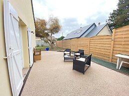 Pleasant Holiday Home, 200m From the Beach, St. Pair-sur-mer