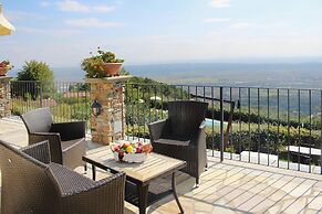Estate in Monte Serra With Panoramic Views