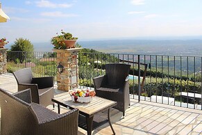 Estate in Monte Serra With Panoramic Views