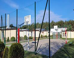 A Cozy House Near the Sea, Lazy