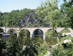 Holiday Flat With Shared Pool in the Countryside, Retournac
