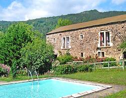 Holiday Flat With Shared Pool in the Countryside, Retournac