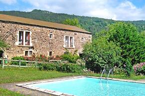 Holiday Flat With Shared Pool in the Countryside, Retournac