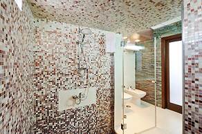 Villa With Pool and Beautiful Architecture