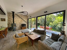 Superb Holiday Home, 250m Beach