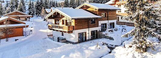 Luxury Chalet Pinzgauer Almhutte in Konigsleiten