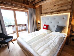 Luxury Chalet Pinzgauer Almhutte in Konigsleiten