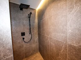 Luxury Chalet Pinzgauer Almhutte in Konigsleiten