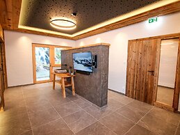 Luxury Chalet Pinzgauer Almhutte in Konigsleiten