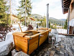 Luxury Chalet Pinzgauer Almhutte in Konigsleiten