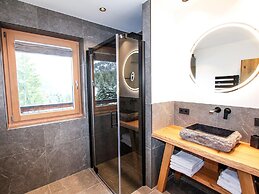 Luxury Chalet Pinzgauer Almhutte in Konigsleiten