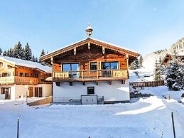 Luxury Chalet Pinzgauer Almhutte in Konigsleiten