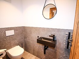 Luxury Chalet Pinzgauer Almhutte in Konigsleiten