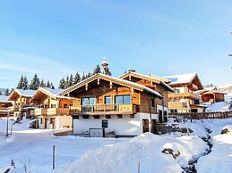 Luxury Chalet Pinzgauer Almhutte in Konigsleiten