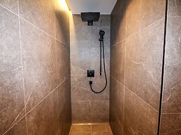 Luxury Chalet Pinzgauer Almhutte in Konigsleiten