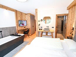 Luxury Chalet Pinzgauer Almhutte in Konigsleiten