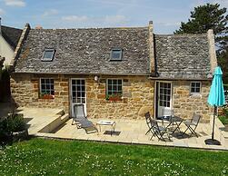 Charming Holiday Home by the sea in Plougasnou