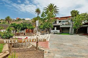 Villa With Pool and Extravagant Architecture