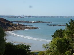 Beautiful Family Holiday Home in Diben, Plougasnou