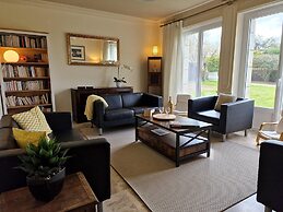 Beautiful Family Holiday Home in Diben, Plougasnou