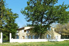 Apartment in Caderousse With Pool