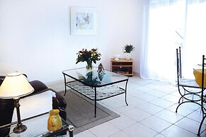 Apartment in Caderousse With Pool