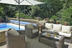 Apartment in Caderousse With Pool