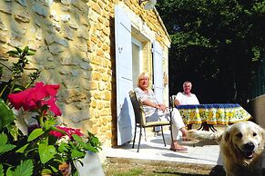 Apartment in Caderousse With Pool