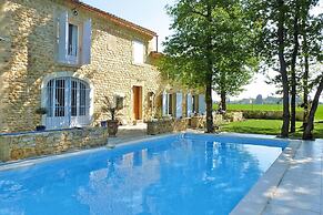 Apartment in Caderousse With Pool