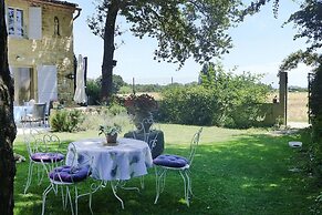 Apartment in Caderousse With Pool