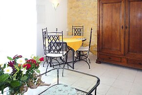 Apartment in Caderousse With Pool