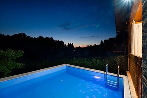 Rustic Cottage With Heated Pool