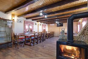 Rustic Cottage With Heated Pool