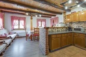 Rustic Cottage With Heated Pool