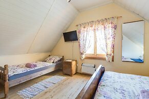 Rustic Cottage With Heated Pool