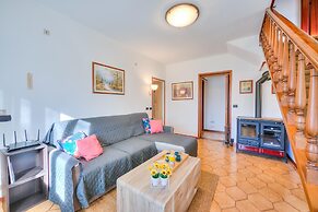 Cedar House Villa Few Minutes From Lake