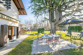 Cedar House Villa Few Minutes From Lake