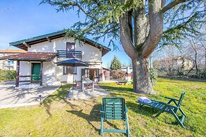 Cedar House Villa Few Minutes From Lake