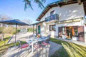 Cedar House Villa Few Minutes From Lake