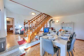 Cedar House Villa Few Minutes From Lake