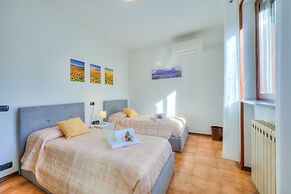 Cedar House Villa Few Minutes From Lake