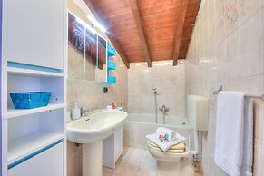 Cedar House Villa Few Minutes From Lake