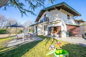 Cedar House Villa Few Minutes From Lake