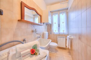 Cedar House Villa Few Minutes From Lake