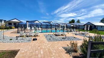 Holiday Homes With air Conditioning, Pool, Jacuzzi