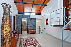 Villa With Pool and Beautiful Architecture