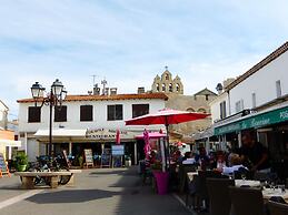 Country House With Private Terrace, Beaucaire