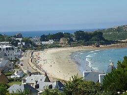 Breton Holiday Home With sea View, Plougasnou