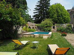Charming Provencal Holiday Home With Garden