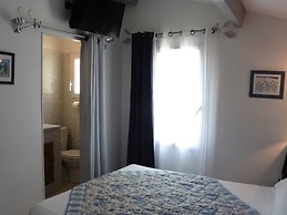 Holiday Cottage With Private Terrace, Bellegarde